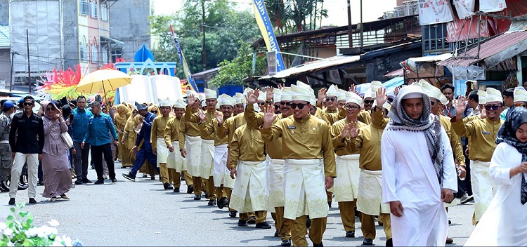 Wakil Bupati Husni Merza  Pimpin Kafilah  Siak Saat Pawai Taaruf MTQ di Rengat