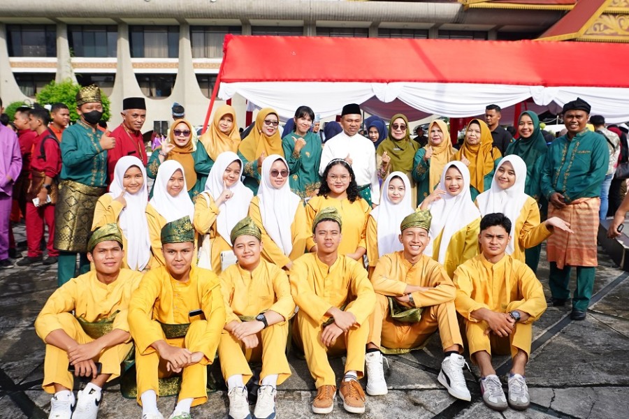 Pelajar SMAN 9 Pekanbaru Bangga Bisa Foto Bersama dengan Gubernur Riau