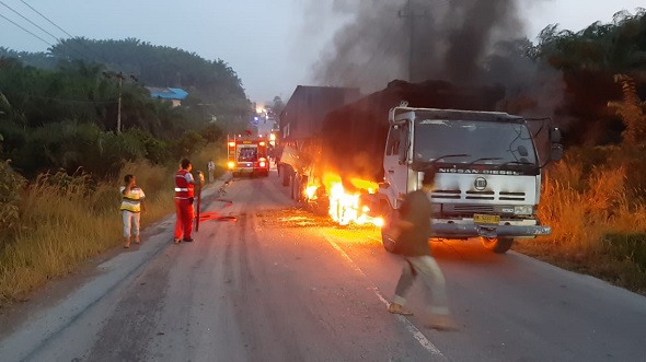 Tabrak Fuso, Truk Kontainer Terbakar di KM 72 Kerinci Kanan