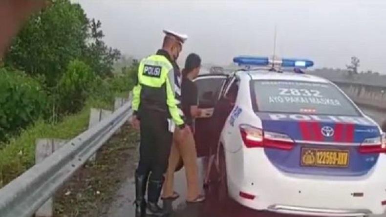 Ngaku Kabur dari Suami, Ibu dan 2 Anaknya Kehujanan Jalan Kaki di Tol Trans Sumatera