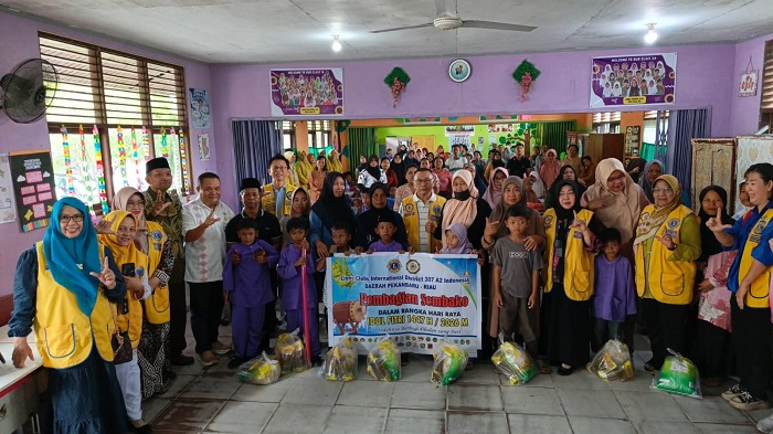 Lions Club Districk 307 A2 Pekanbaru Bagikan Paket  Sembako di Tiga Sekolah