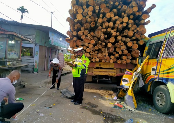 Bus Karya Indah Hantam Truk Kayu di Ujung Batu, Sejumlah Penumpang Luka-luka