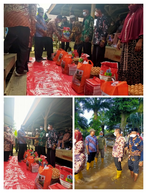 Tiga Jam Naik Pompong, Bupati Rohil Serahkan Bantuan Kepada Korban Banjir di  Air Hitam Pujud