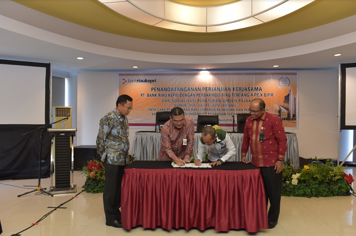 Bank Riau Kepri Teken MoU dengan Perbarindo Riau Terkait APEX BPR