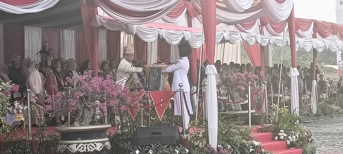 Wali Kota Pimpin Upacara Penurunan Sang Merah Putih di Pekantoran Tenayan