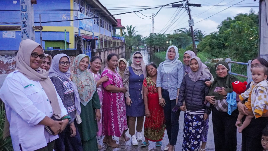 Iyeth Bustami Sambangi Korban Banjir di Pekanbaru