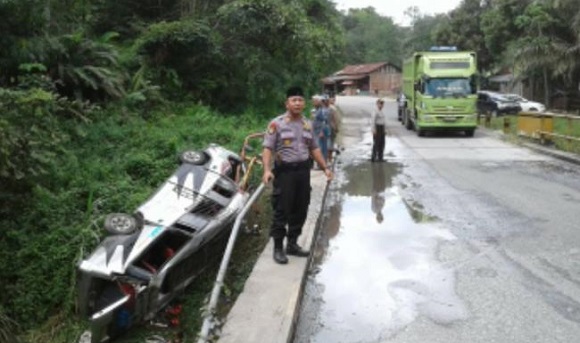 Minibus Bermuatan 17 Penumpang Terjun ke Jurang di Bukit Betabuh