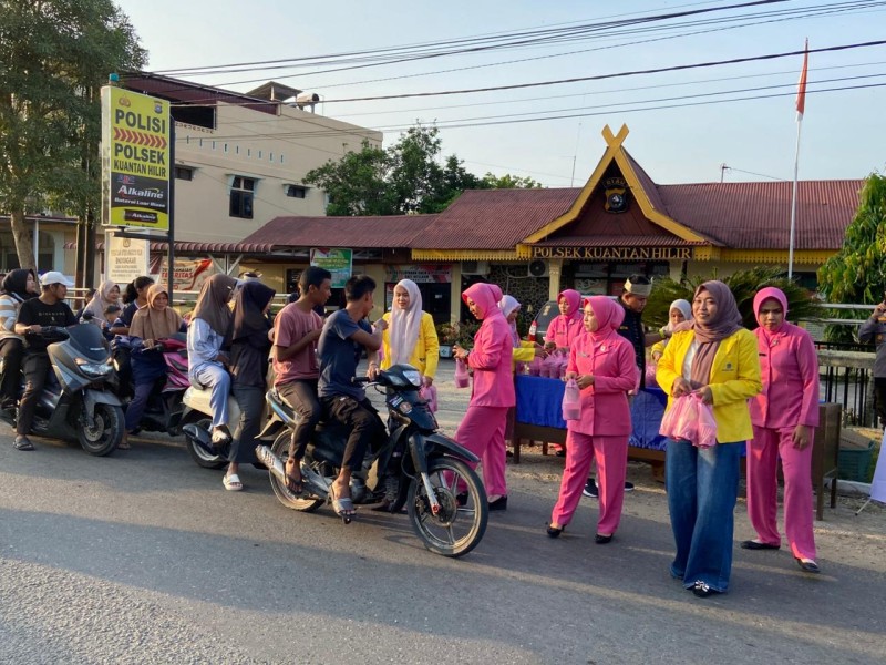 Polsek Kuantan Hilir Berbagi Takjil di Bulan Ramadhan, Wujud Kepedulian Polri kepada Masyarakat