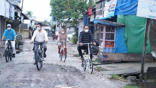 Bersepeda, Bupati Wardan dan Istri Tinjau Perbaikan Jalan Rusak di Kayu Jati