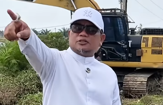 Antisipasi Banjir, Bupati Pelalawan Pantau Pembersihan Drainase di Pangkalan Kerinci