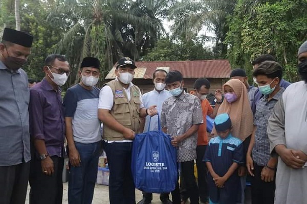 Wabup Husni Merza Salurkan Bantuan Untuk Korban Kebakaran di Pinang Sebatang 
