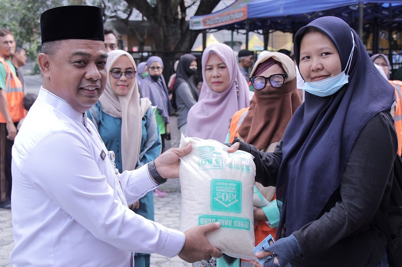 Pemko Pekanbaru Salurkan Bantuan Pangan  untuk 1.138 Pekerja Kebersihan