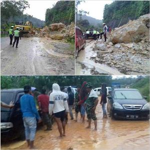 KM 79 Merangin Mulai Bisa Dilalui, Warga dan Aparat Goro Bersama Dua alat Berat