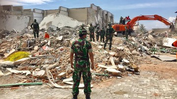 TNI Temukan Uang Rp1 Miliar Saat Evakuasi Korban Gempa di Desa Jono Oge Sigi