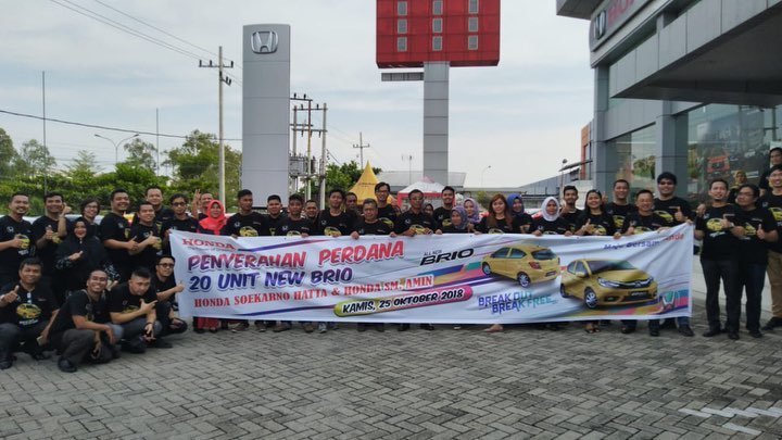 HSH dan SM Amin Pekanbaru Serahkan Perdana 20 Unit All New Brio untuk Konsumen di Riau