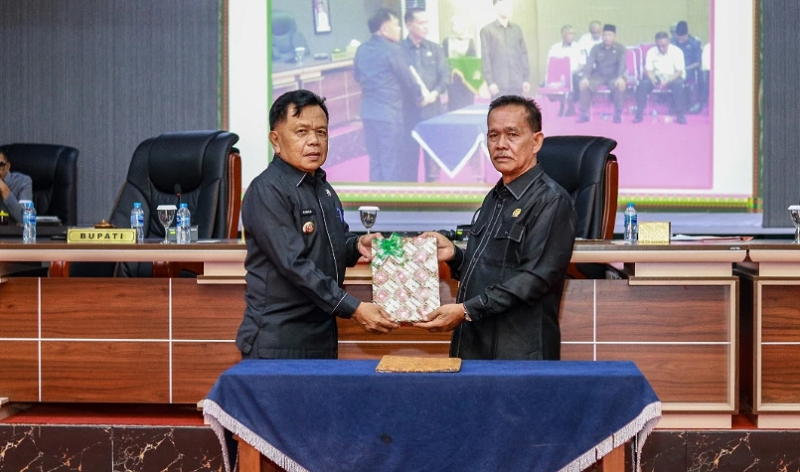 Bupati Asmar Hadiri Paripurna LKPJ dan Persetujuan Ranperda Peningkatan Pemukiman Kumuh