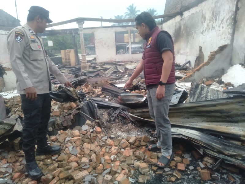 Polisi Selidiki Penyebab Kebakaran  Rumah dan RM Liza Ocu  di Tanjung Pauh