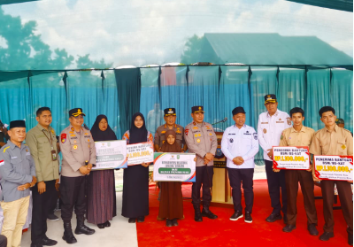 Gubernur dan BAZNAS Riau beri bantuan 8 Rumah Layak Huni dan Anak Yatim di Meranti