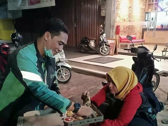 Salut! Tak Marah, Driver Ojol Ini Justru Berbagi Pizza yang Dibatalkan Konsumennya