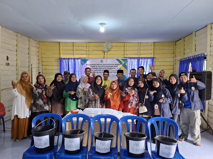 Penyuluh Agama dan Mahasiswa KKN Taja Penyelenggaraan Jenazah bagi Masyarakat Mualaf Desa Sonde