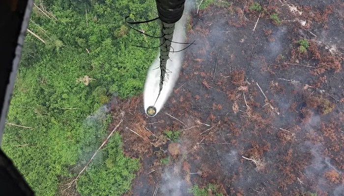 Tim Satgas Udara Lakukan Water Bombing Karhutla di Inhu