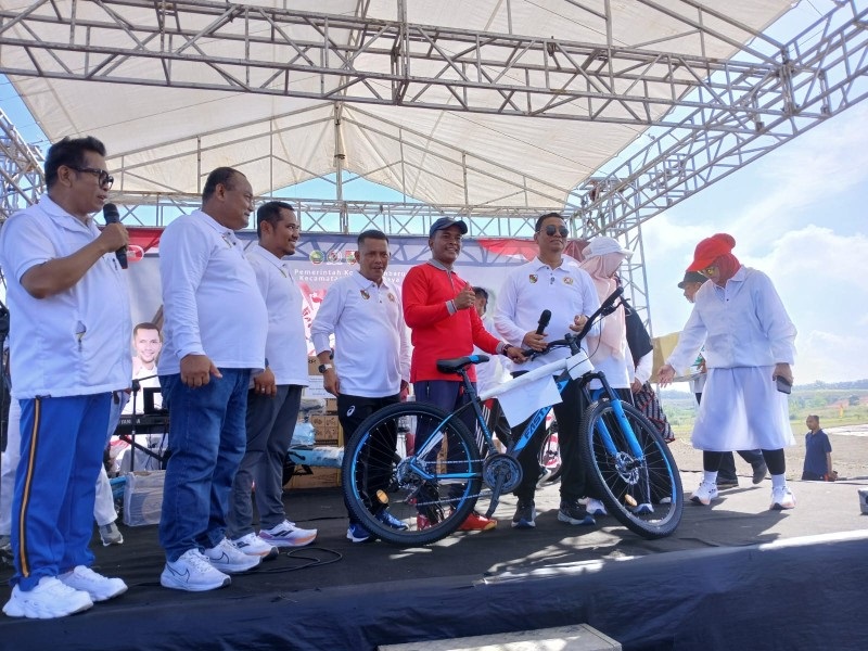 Semangat Persatuan Warnai Jalan Santai Sumpah Pemuda di Tenayan Raya