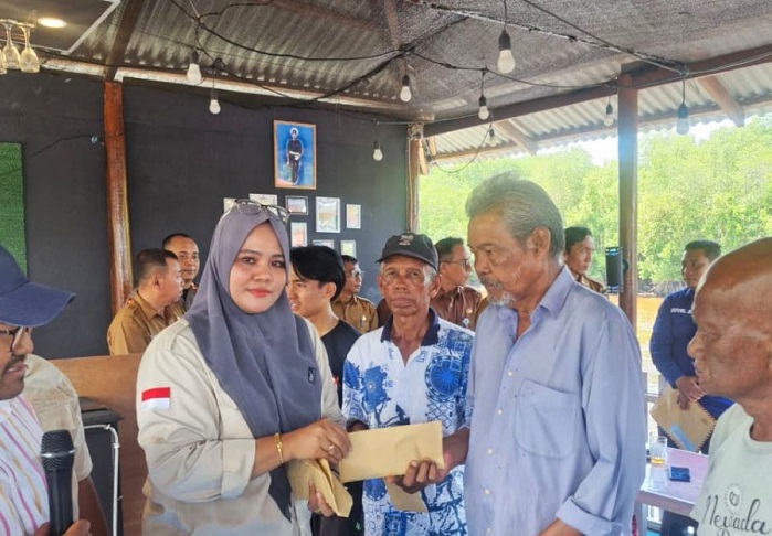 PT. BLJ Serahkan Bantuan Kepada 7 Kepala Keluarga Korban  Kebakaran di Bukit Batu