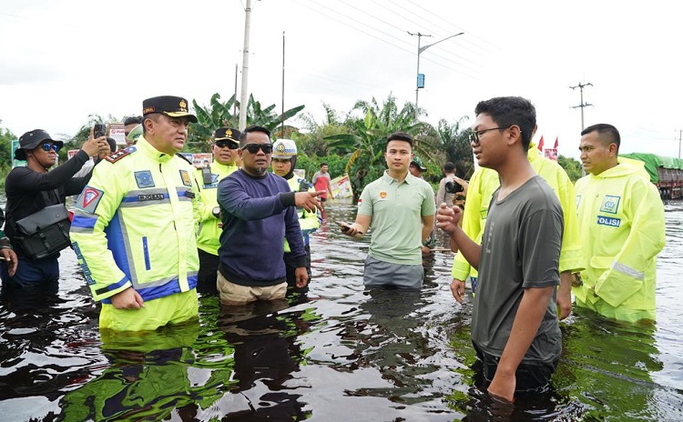 Serahkan Bantuan, Kapolda Riau Tinjau Kondisi Banjir di Pelalawan
