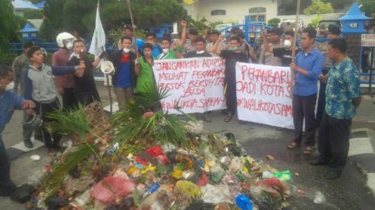 ANEH...Protes Sampah, Massa KAMMI Ini Buang Satu Truk Sampah di Pagar Masuk Rumah Dinas Wali Kota