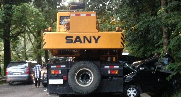 BRAKKK...Dihantam Truk Crane, Empat unit Mobil  Remuk di Silaiang-Padang Panjang