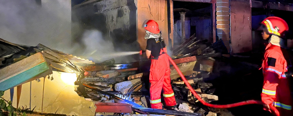 Respons Cepat Damkar, Kebakaran Rumah Makan di Singingi Hilir Terkendali
