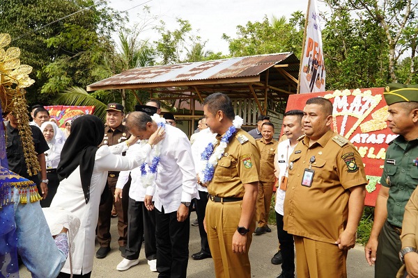 Bupati Kampar Bersama Deputi V Kantor Staf Presiden RI Kunjungi Dapur MBG Siberuang