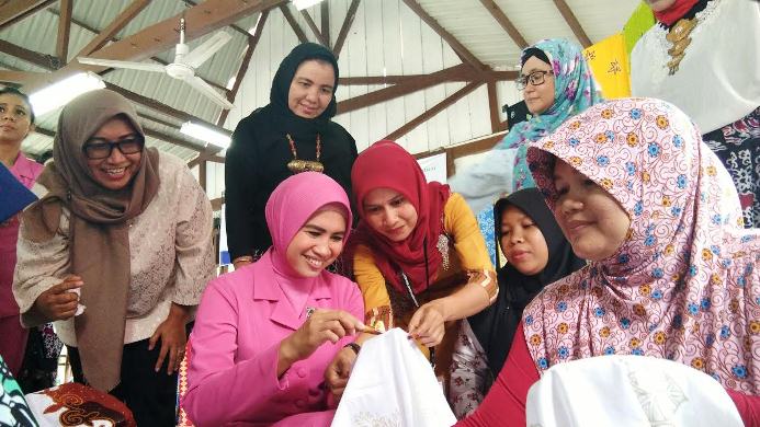 Istri Kapolda Riau Kagumi dan Apresiasi Batik Bono