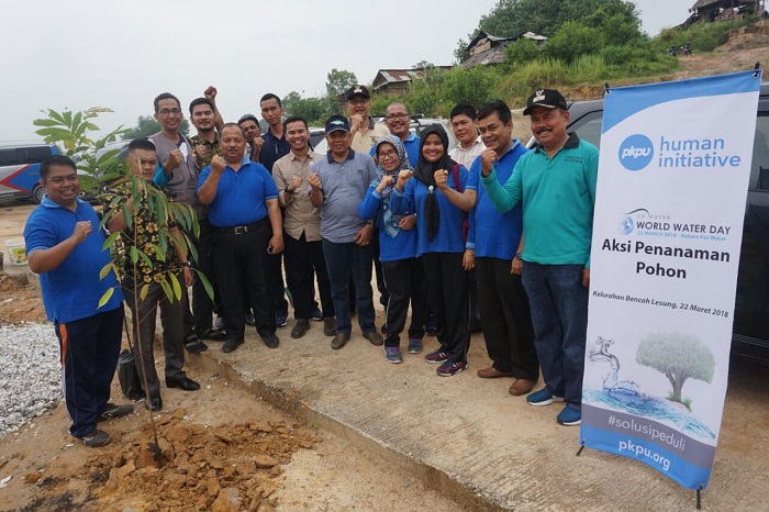 Hari Air Sedunia, PKPU Bersama Camat Tenayan dan Warga Tanam 1.000 Pohon di Bencah Lesung