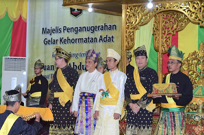 Begini Sambutan Khas Ustadz Abdul Somad Usai Menerima Gelar Adat dari LAM Riau