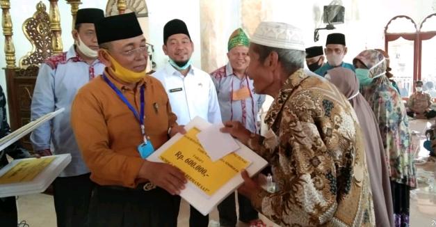 HM Harris Gerilya Serahkan BLT DD, Pemerintah Hadir Ditengah Kesulitan Warga 