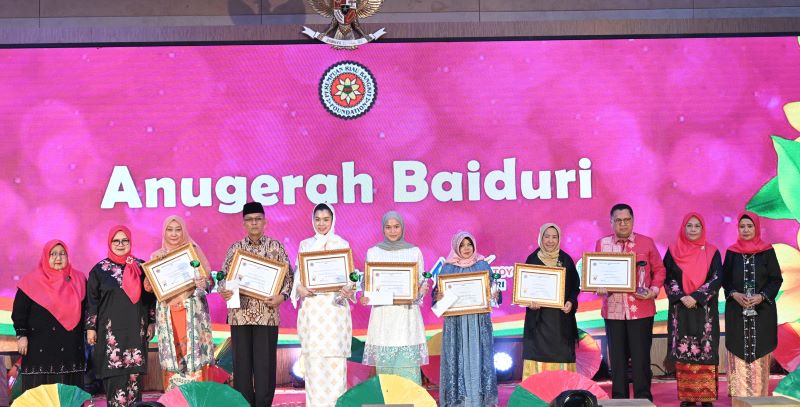 Rektor Unri  Terima Anugerah Baiduri