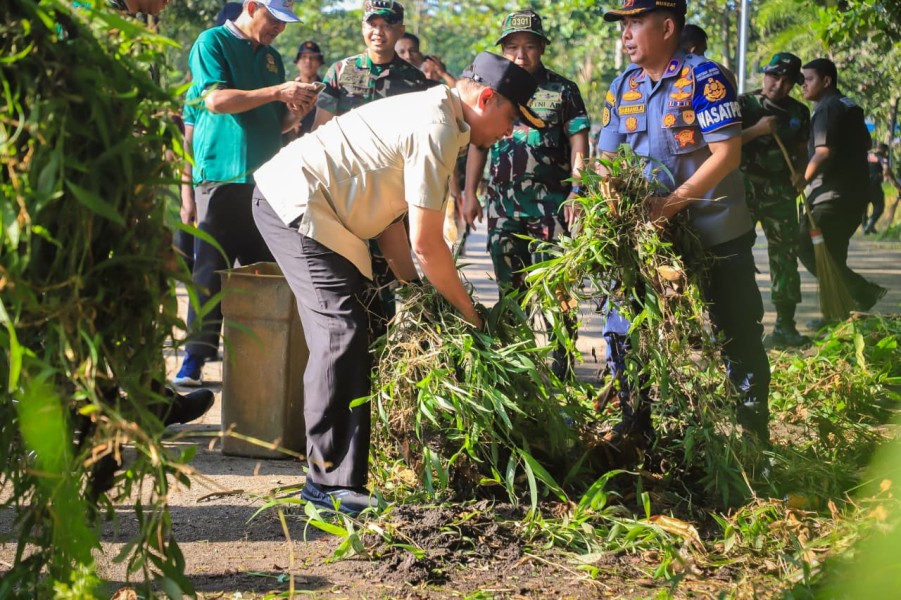 Wawako Pekanbaru Ikuti Gotong Royong dalam Rangka HUT ke-1 Kodam Tuanku Tambusai
