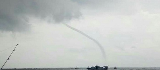VIDEO: SEREM...Sedang Mancing di Selat Bengkalis, Warga Dihebohkan Kemunculan  Tornado