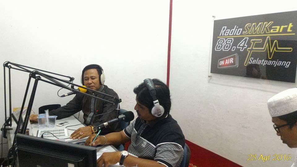 Pendiri Kampus STKIP Meranti Talkshow di Radio SMK Selatpanjang