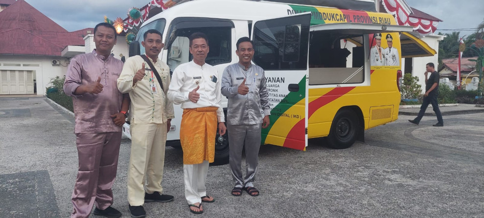 Bupati Rohil Terima Mobil Bantuan Untuk Disdukcapil Dari Provinsi Riau