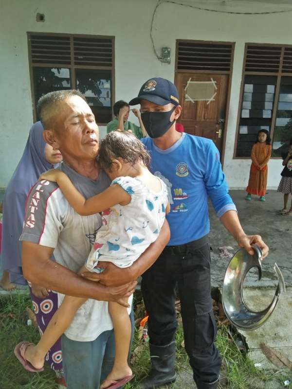 Tolonggg....Petugas DPKP Pekanbaru Selamatkan Bocah Perempuan yang Kepalanya Terjepit Tutup Panci, Begini Ceritanya