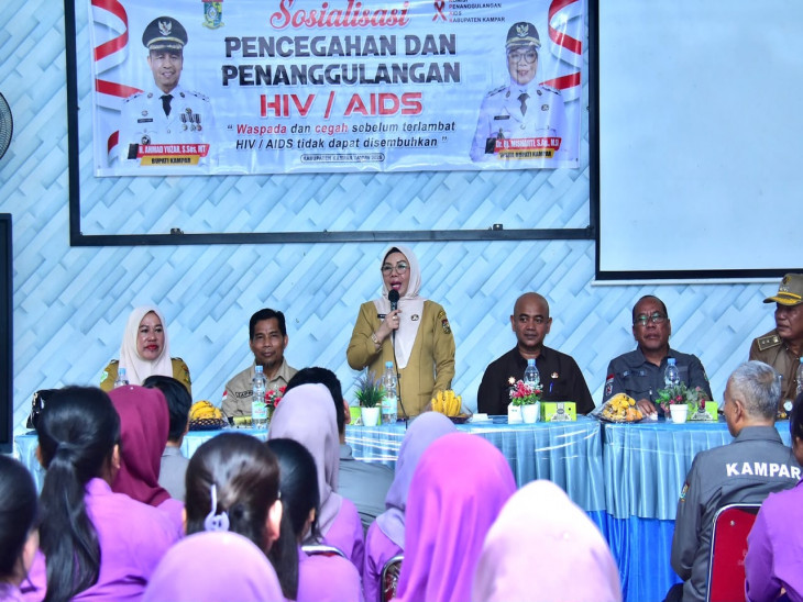 Wakil bupati hadiri dan membuka secara resmi sosialisasi pencegahan dan penanggulangan hiv aids di SMK N 1 Tapung