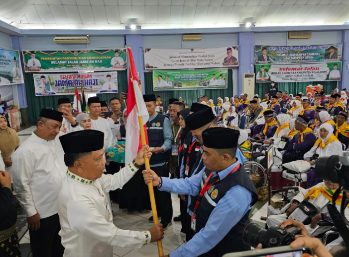 Di Asrama Haji Batam, Bupati Asmar Lepas Keberangkatan JCH Meranti ke Jeddah