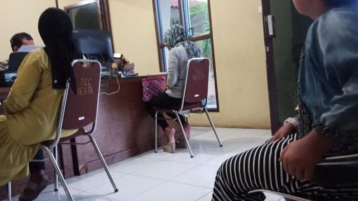 Kocak Abis! 2 Kader Cewek Partai Demokrat Berkelahi di Warung Bakso Gara-gara Uang Arisan, Gelas Pun Melayang