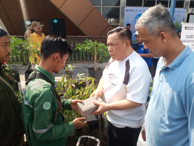 Limbah Batubara PLTU Tenayan Raya Disulap Jadi Paving Block dan Pupuk, Plt Gubri Berikan Apresiasi