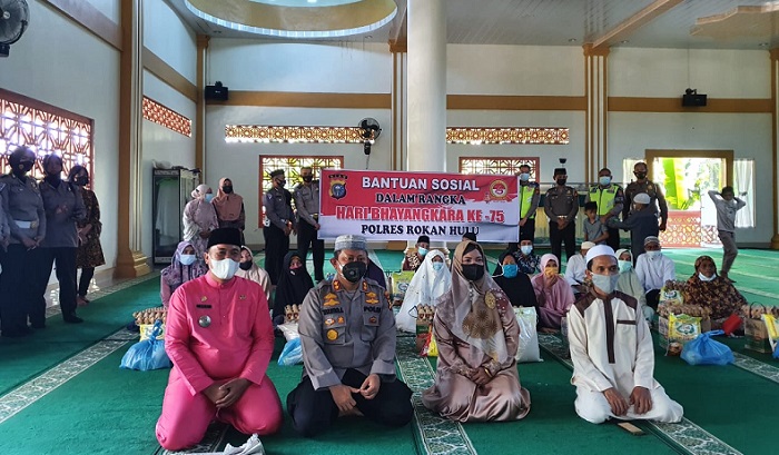 Bakti  HUT Bhayangkara 2021, Polres Rohul Berbagi Sembako dengan Kaum Dhuafa
