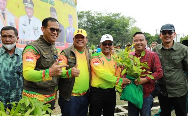 Sekda Siak Apresasi DLHK Riau Bagikan 10 Ribu Bibit Pohon Produktif