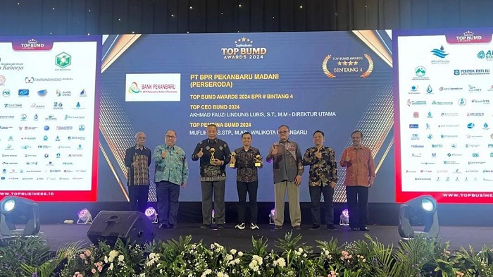 Pj Wali Kota dan Bank Pekanbaru Raih 3 Penghargaan Top BUMD Award 2024