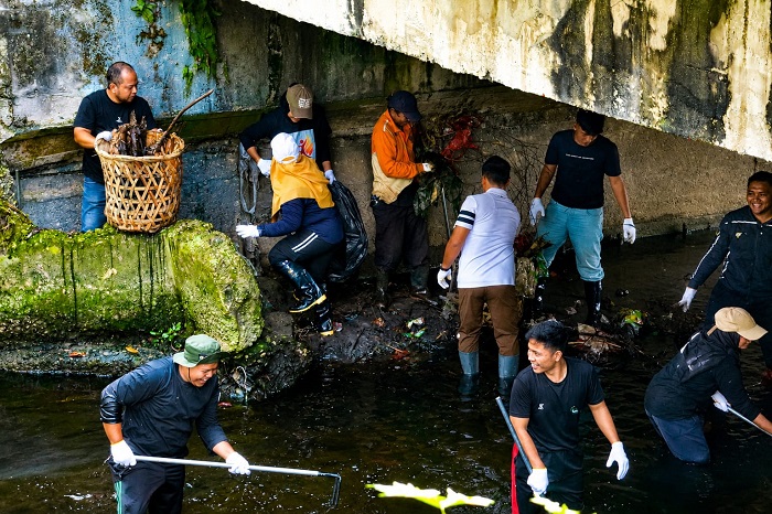 DLHK Pekanbaru Bersama BEM UNRI  Bersihkan Sungai Sail dari Sampah